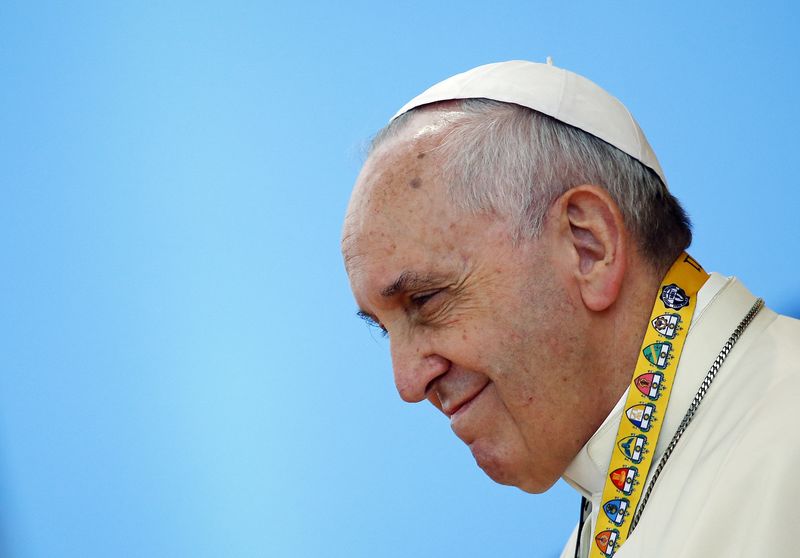 © Reuters. Pope Francis smiles during a meeting with young people at Manila university