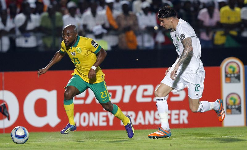 © Reuters. South Africa's Tokelo Rantie challenges Algeria's Carl Medjani during their Group C soccer match of the 2015 African Cup of Nations in Mongomo