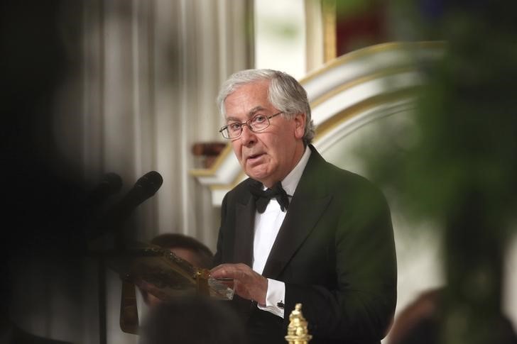 © Reuters. Former Governor of the Bank of England Mervyn King addresses the audience of the 'Lord Mayor's Dinner to the Bankers and Merchants of the City of London' at the Mansion House in London 