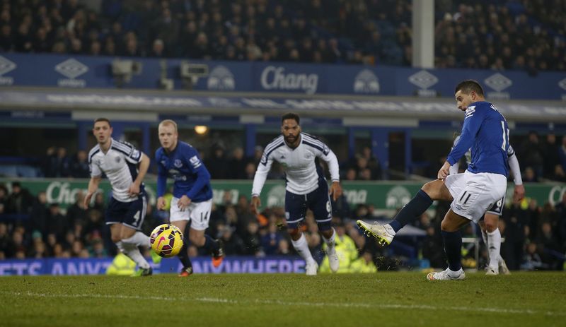 © Reuters. Everton's Mirallas misses his penalty kick during their  English Premier League soccer match against West Bromwich Albion in Liverpool