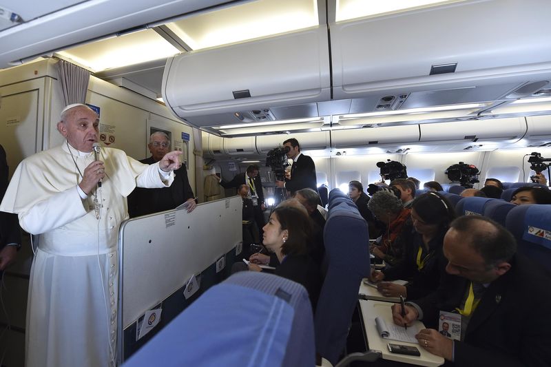 © Reuters. Papa Francisco conversa com jornalistas durante voo de volta a Roma