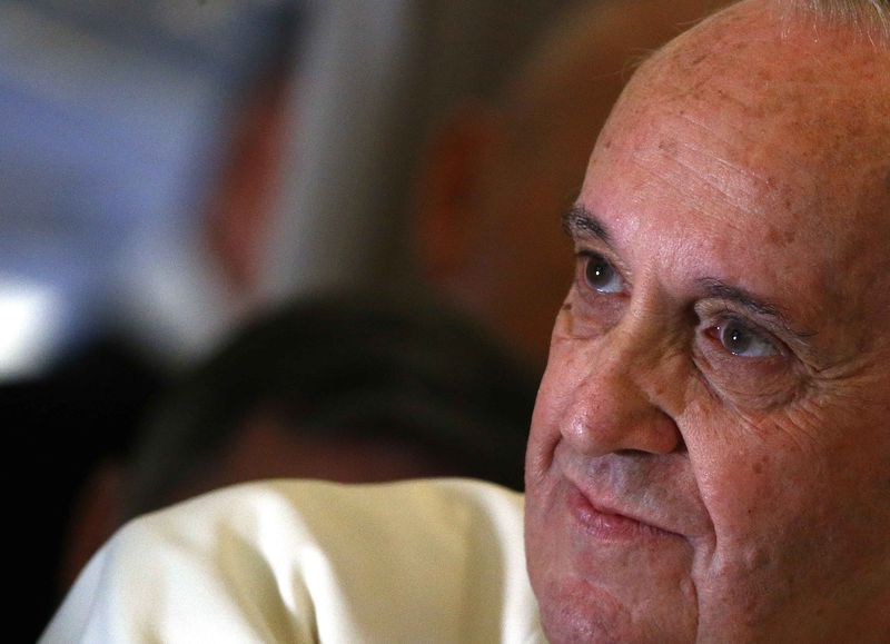 © Reuters. Papa Francisco conversa com jornalistas durante voo de Manila a Roma