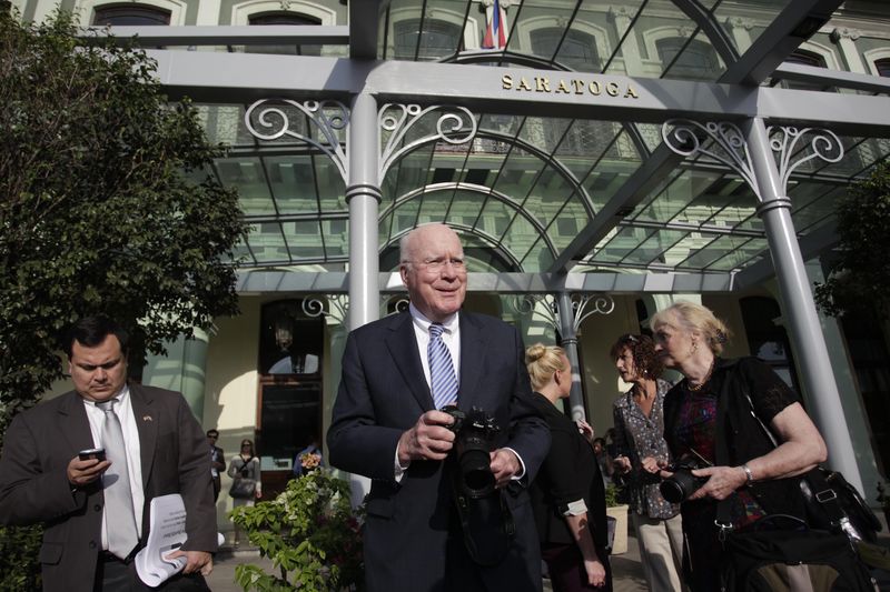 © Reuters. U.S. Senator Leahy, head of a U.S. delegation in the first congressional mission to Cuba since change of policy announced by U.S. President Obama, takes pictures outside a hotel in downtown Havana