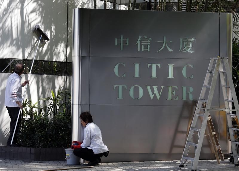 © Reuters. Workers clean outside CITIC Tower, the corporate headquarters of CITIC Pacific Ltd in Hong Kong