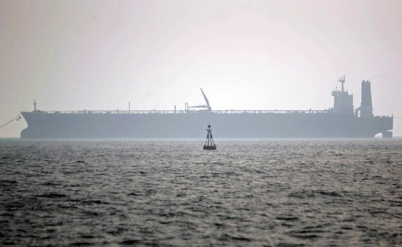 © Reuters. Нефтяной танкер в порту Ассалуйе в Персидском заливе