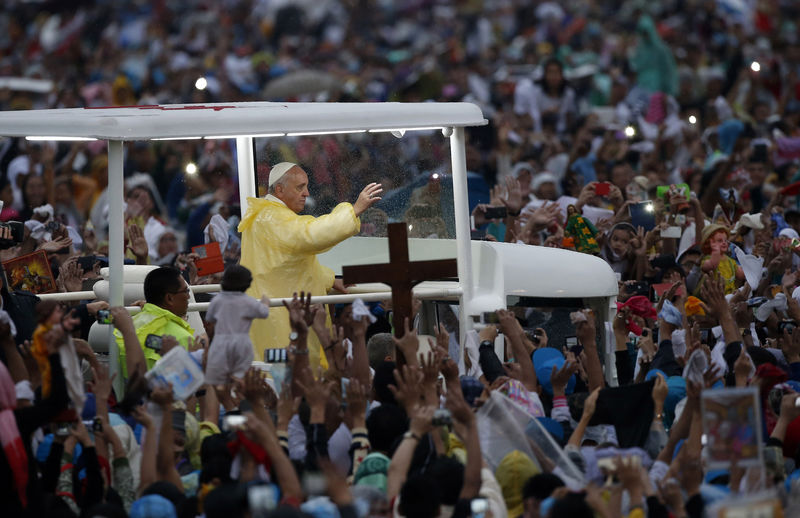 © Reuters. Papa dice prohibir anticonceptivos no supone reproducirse "como conejos"