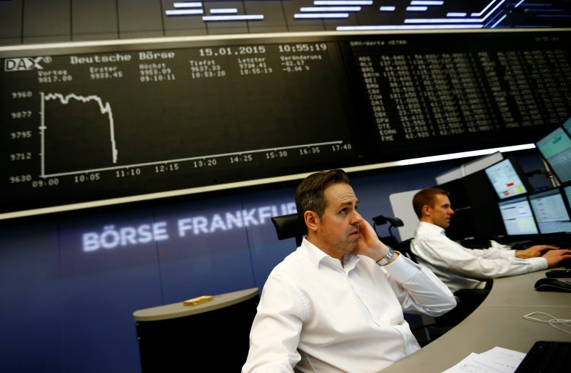 © Reuters. Traders a lavoro a Francoforte 