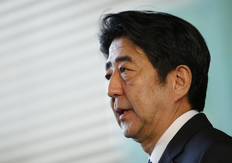 © Reuters. المتحدث باسم الحكومة: اليابان لن ترضخ للإرهاب