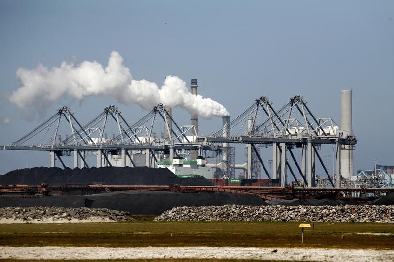 © Reuters. Уголь в порту Роттердама