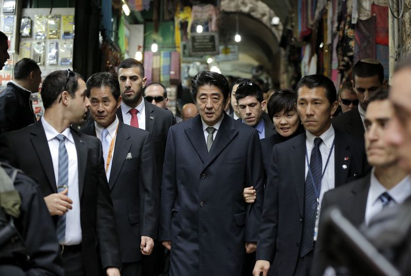 © Reuters. رئيس الوزراء الياباني: التهديد المزعوم لرهينتين يابانيين "غير مقبول"