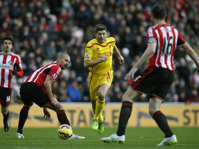 © Reuters. Liverpool's Steven Gerrard chases the ball during their English Premier League soccer match against Sunderland at the Stadium of Light in Sunderland