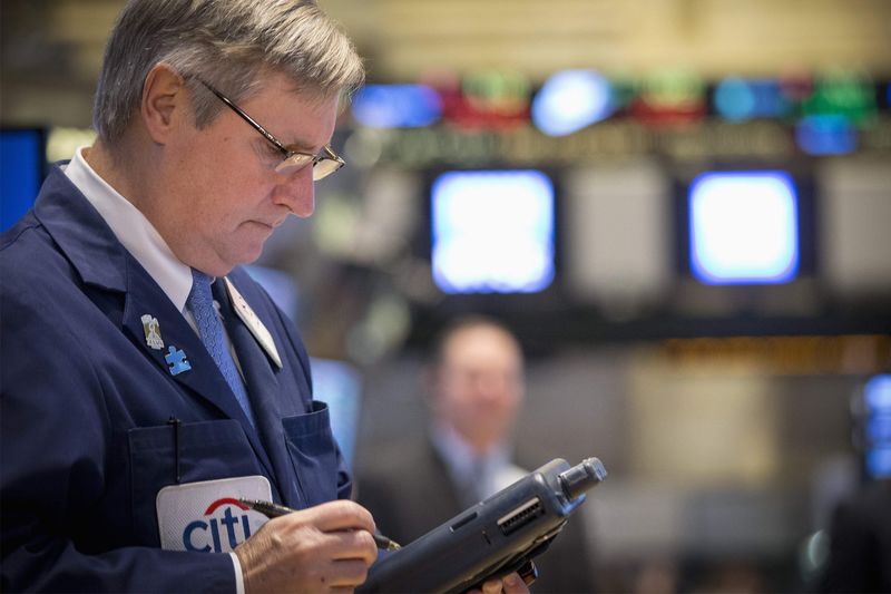 © Reuters. Traders work on the floor of the New York Stock Exchange