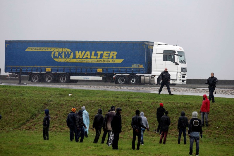 © Reuters. HRW DÉNONCE DES VIOLENCES POLICIÈRES CONTRE LES MIGRANTS À CALAIS