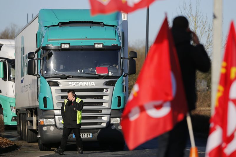 © Reuters. LES ROUTIERS MAINTIENNENT LA PRESSION