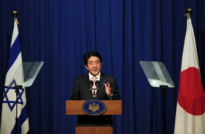 © Reuters. Primeiro-ministro japonês, Shinzo Abe, durante coletiva de imprensa em Jerusalém 