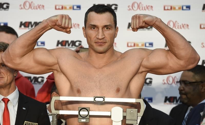 © Reuters. Ukrainian WBA, WBO, IBO and IBF heavyweight boxing world champion Vladimir Klitschko clenches his fists during the official weighing in Hamburg