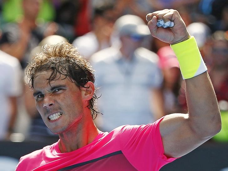 © Reuters. Tenista espanhol Rafael Nadal comemora vitória sobre o russo Mikhail Youzhny na primeira rodada do Aberto da Austrália, em Melbourne