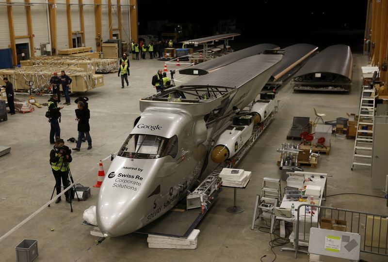 © Reuters. The dismantled Solar Impulse 2 aircraft is pictured before being loaded into a Cargolux Boeing 747 cargo aircraft at Payerne airport