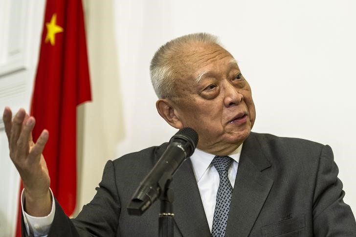 © Reuters. Former Hong Kong Chief Executive Tung Chee-hwa addresses a news conference in Hong Kong