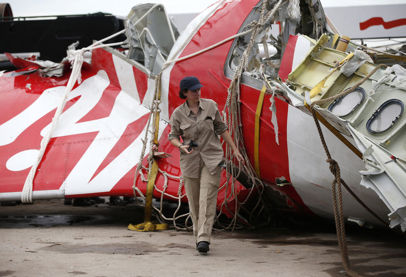 © Reuters. Destroços do avião da AirAsia que caiu no mar de Java são inspecionados no porto de Kumai, na Indonésia 