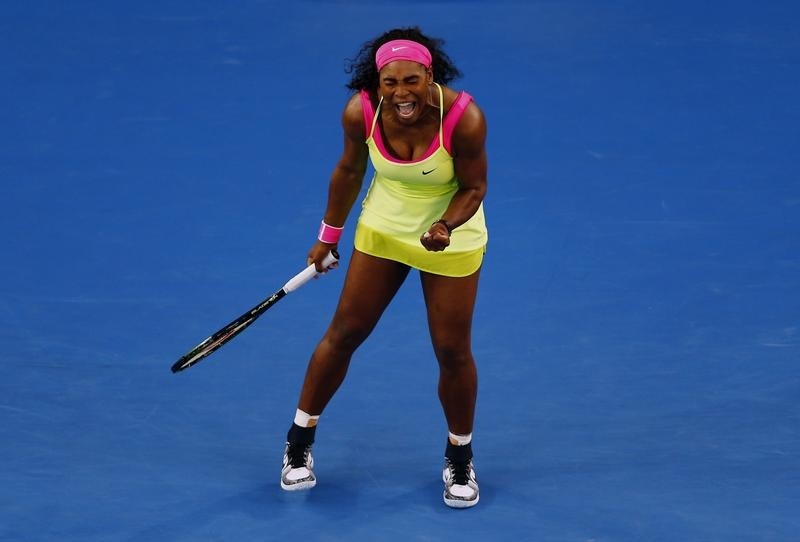 © Reuters. Serena Williams avanza sin problemas a la segunda ronda en Australia