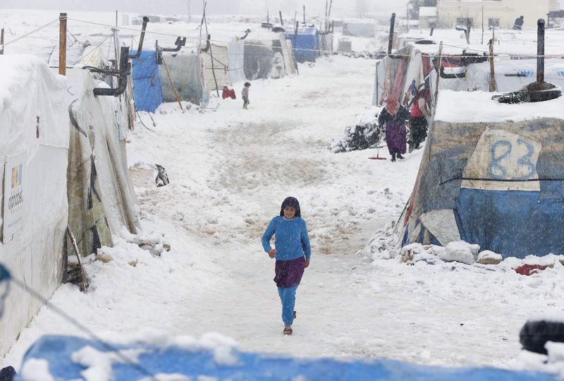 © Reuters. Uma refugiada síria caminha sobre a neve em um acampamento de Bar Elias, no vale de Bekaa, Líbano 