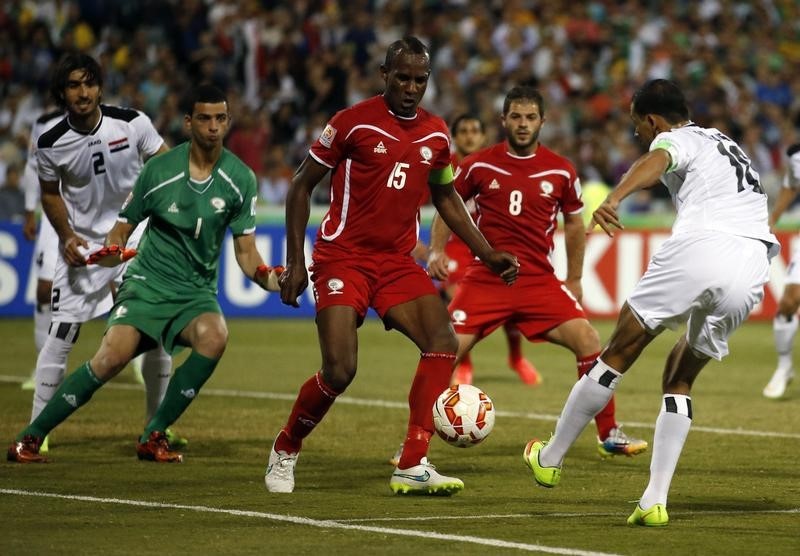 © Reuters. Iraq's Younus Mahmood takes a shot at goal during their Asian Cup Group D soccer match against Palestine at the Canberra stadium in Canberra