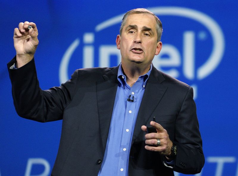 © Reuters. Krzanich, CEO of Intel, holds the button-sized Intel Curie module, at the International Consumer Electronics show in Las Vegas