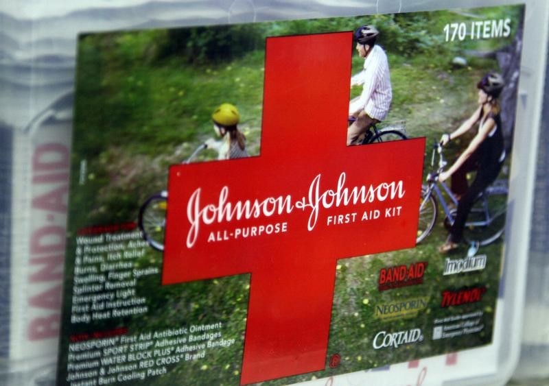 © Reuters. Johnson & Johnson supera las estimaciones de ganancias por ventas de nuevos fármacos