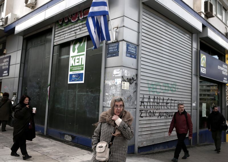 © Reuters. La nueva crisis atrofia los brotes de esperanza económica en Grecia