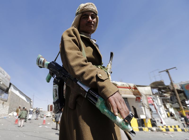 © Reuters. Combatente houthi posa para foto do lado de fora de uma instalação de guardas presidenciais em uma montanha com vista para o palácio presidencial em Sanaa