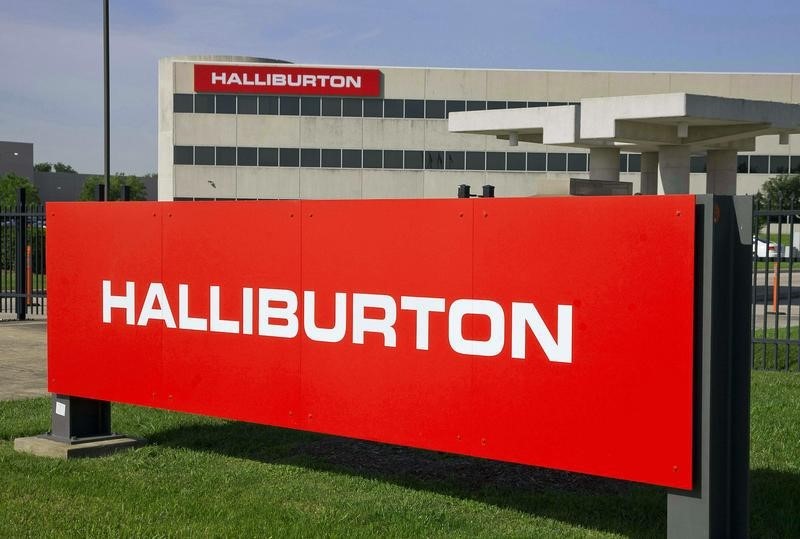 © Reuters. The company logo of Halliburton oilfield services corporate offices is seen in Houston