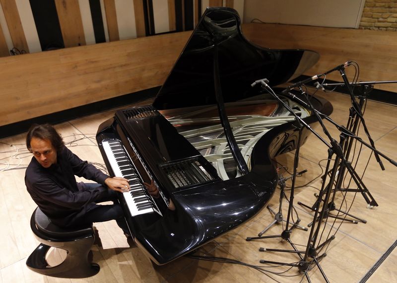 © Reuters. Award-winning Hungarian pianist Gergely Boganyi plays his new concept piano at a recording studio in Budapest