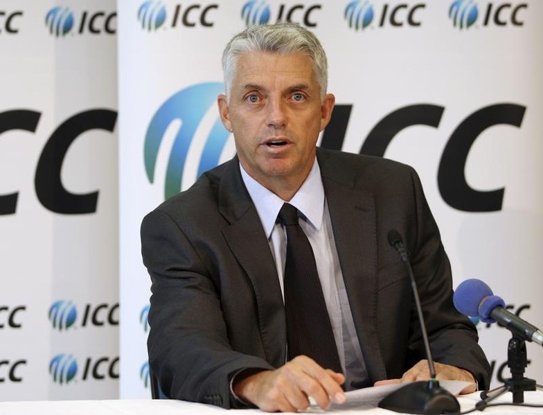 © Reuters. ICC Chief Executive David Richardson reads a statement about former Pakistani cricketers Asif and Butt in Dubai