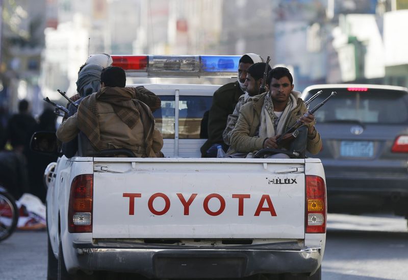 © Reuters. وزيرة: مقاتلون حوثيون يهاجمون منزل الرئيس اليمني