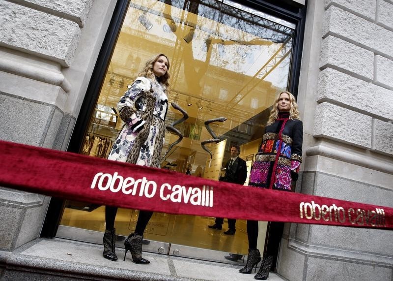 © Reuters. Модели у входа в магазин Roberto Cavalli в Будапеште