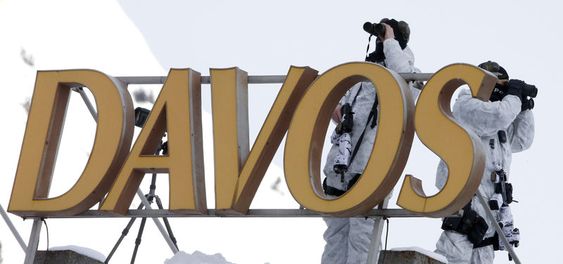 © Reuters. Swiss special police officers observe the surrounding area from atop the roof of Davos Congress Hotel in Davos