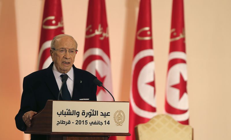 © Reuters. محكمة عسكرية تونسية تقضي بسجن مدون معروف لمدة عام بتهمة اهانة الجيش