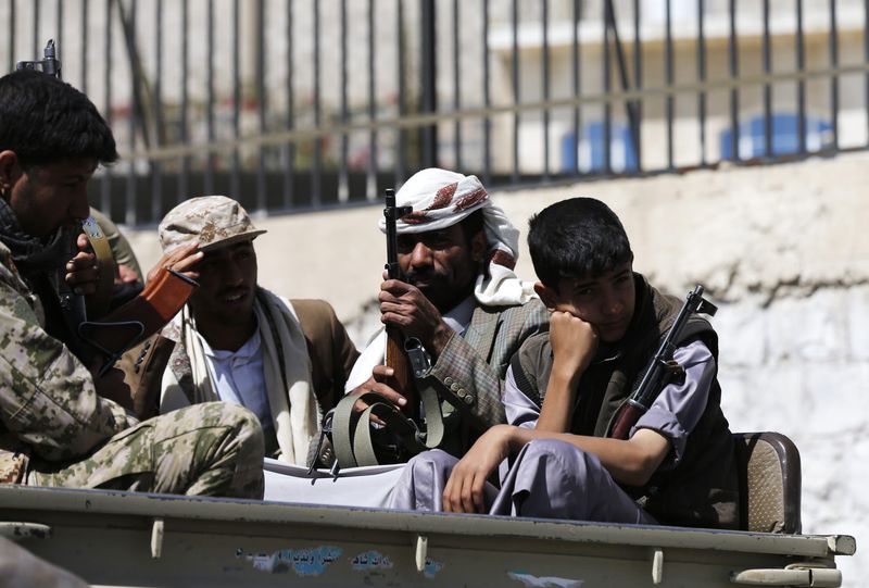 © Reuters. Houthi fighters ride a truck outside a Presidential Guards barracks they took over on a mountain overlooking the Presidential Palace in Sanaa