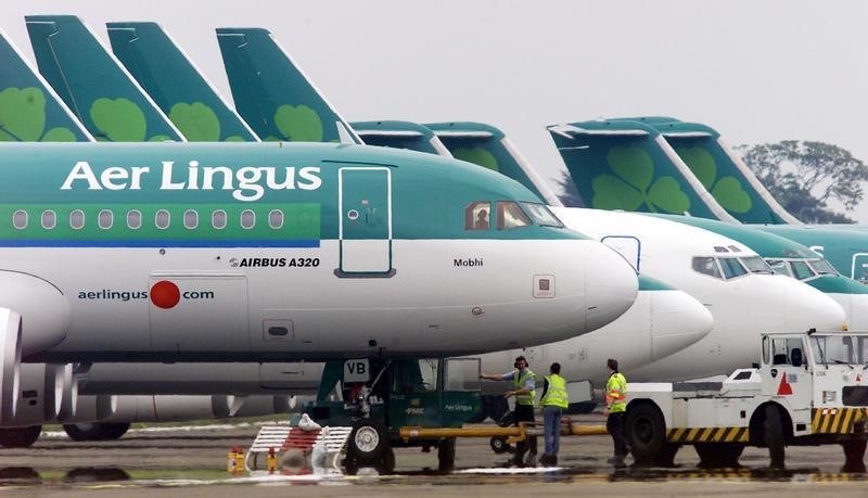 © Reuters. File photograph shows ground crew parking an Aer Lingus aircraft at Dublin Airport in the Republic of Ireland