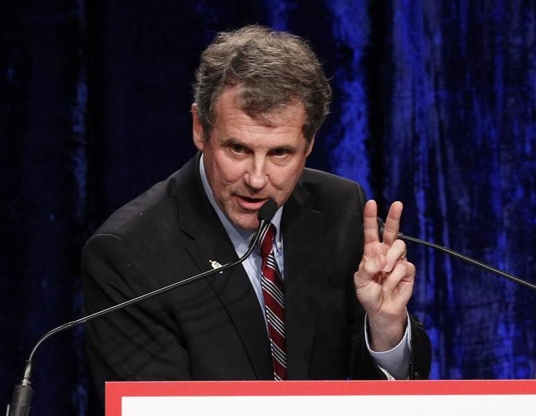 © Reuters. Democratic U.S. Sen. Brown after defeating Republican challenger Josh Mandel during his election night rally in Columbus, Ohio