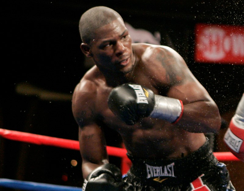 © Reuters. Jermain Taylor of the U.S. and Britain's Carl Froch trade punches during the WBC super middleweight championship bout in Mashtucket