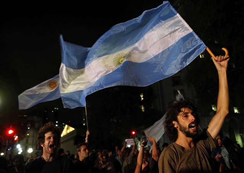 © Reuters. Manifestação sobre morte do promotor Alberto Nisman em Buenos Aires