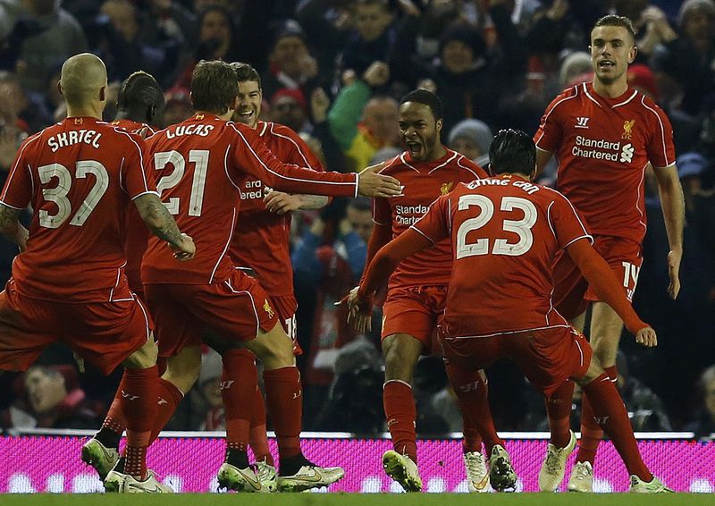 © Reuters. Liverpool's Sterling celebrates his goal against Chelsea with team mates during their English League Cup semi-final first leg soccer match in Liverpool