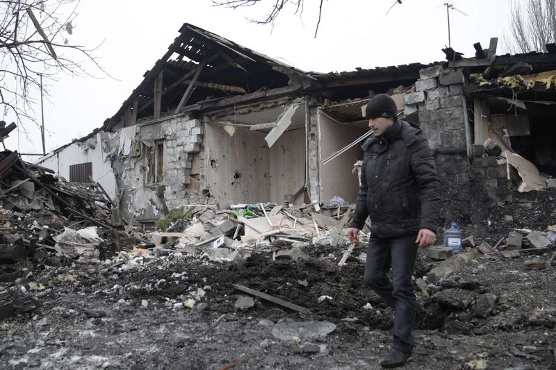 © Reuters. Casa danificada por bombardeios em Donetsk