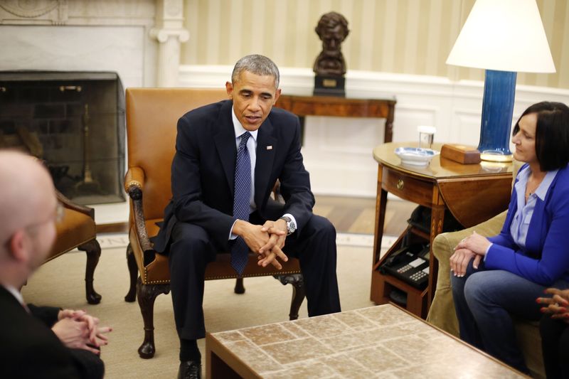 © Reuters. Obama meets with citizens he invited to attend the State of Union address, in the Oval Office at the White House in Washington