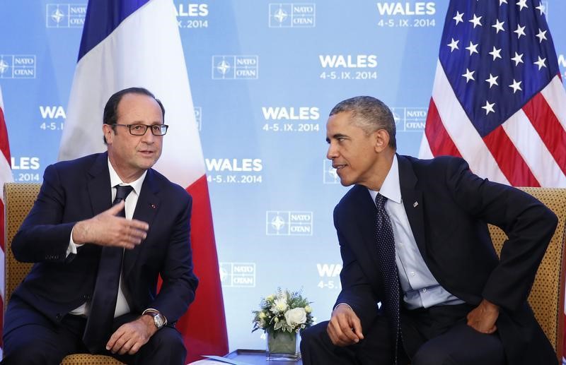 © Reuters. اوباما واولوند يناقشان التحقيقات في هجمات باريس
