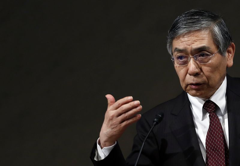 © Reuters. Bank of Japan Governor Kuroda speaks during a year end meeting at Japan Business Federation in Tokyo