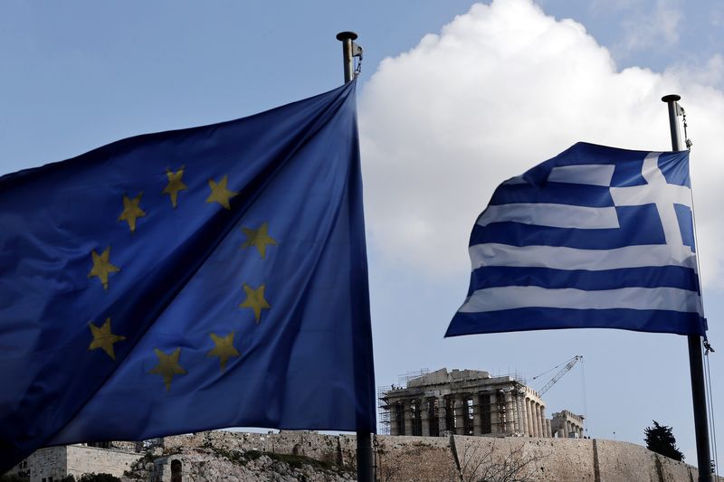 © Reuters. An EU and a Greek national flag flutter in front of the Parthenon temple in Athens