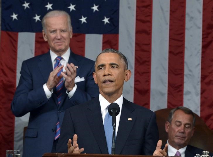 © Reuters. U.S. President Obama is applauded by Vice President Biden during State of the Union address to a joint session of Congress on Capitol Hill in Washington